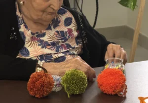 residente realizando el taller de estimulación en Hogar Fray Leopoldo