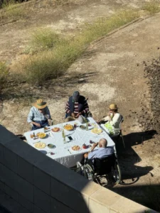 residentes comiendo fuera