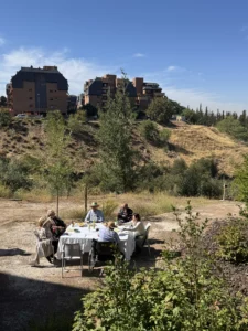 Residentes comiendo al sol