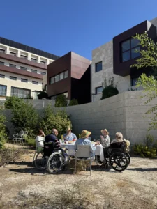 residentes comiendo al sol