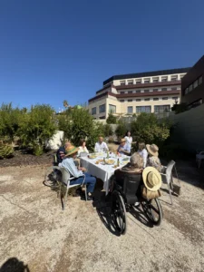 residentes comiendo fuera
