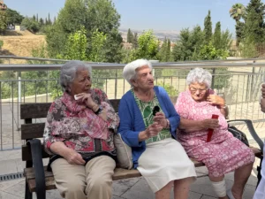 residentes en hogar fray leopoldo siendo entrevistadas