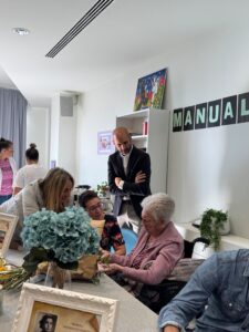 miebros del ayuntamiento con los residentes