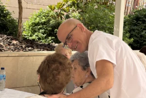 Javier asistiendo a los residentes del centro de día de Hogar Fray Leopoldo